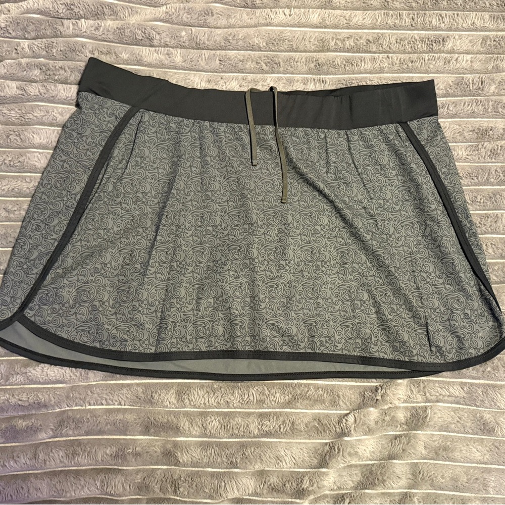 XL REI Athleisure Skort, black and grey